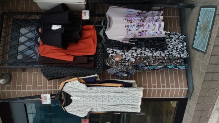 新品のお洋服1100円です♪