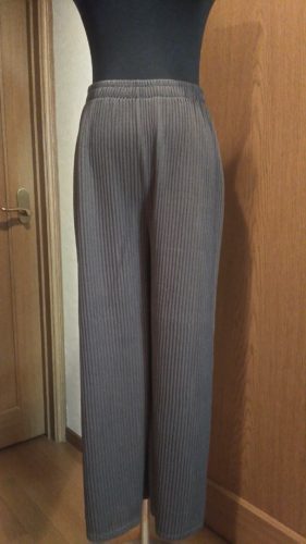 グレー×プリーツ・ワイドパンツ