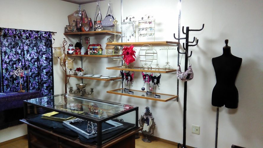 岩槻店に引き出しショーケース運びました♪